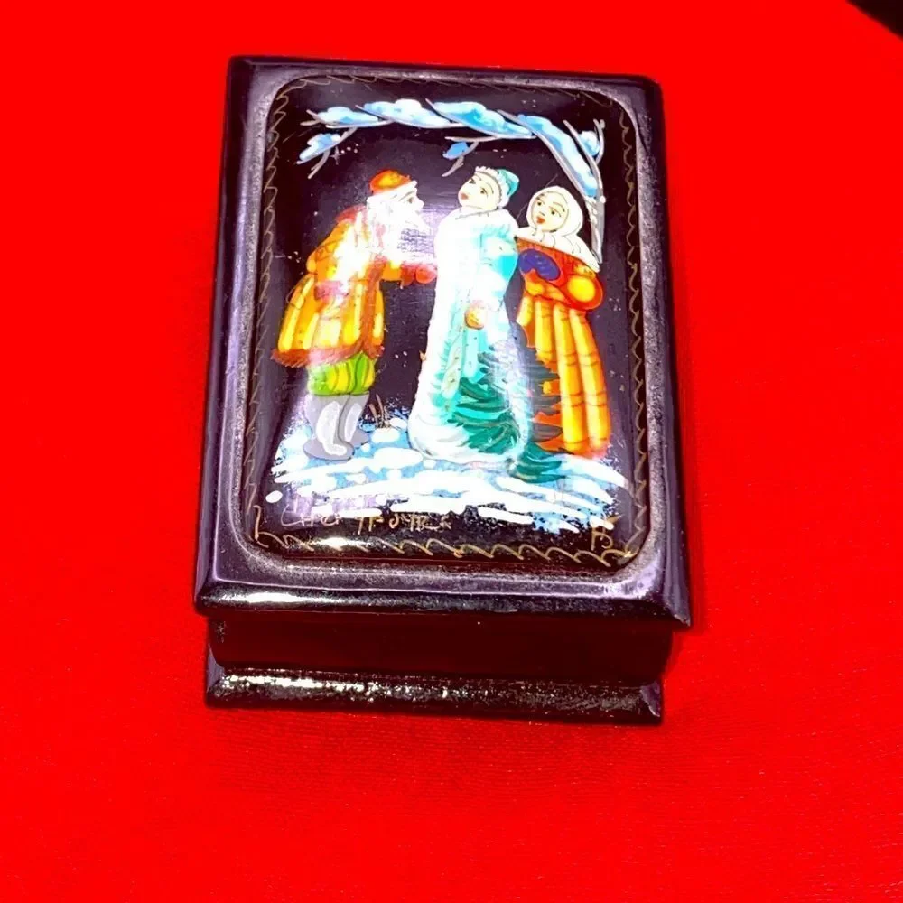 Wooden trinket box with no markings on bottom
